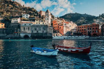 Obraz premium view of the town of vernazza by the sea in italy