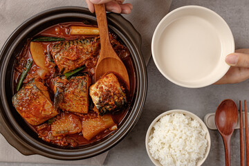 Braised mackerel with vegetables and seasoning