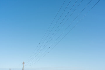 高圧線と青空