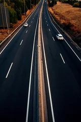 Tuinposter Zwart snelweg als rijdende auto& 39 s gezien vanuit een zenitaal perspectief, reis- en infrastructuurconcept