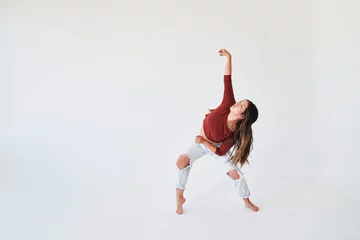 Gardinen woman dancing looking up and reaching arm in air © Yuya Parker