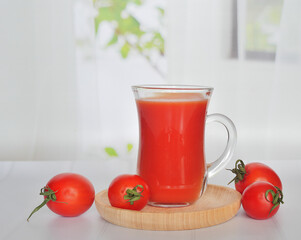 tomato juice and fresh tomatoes