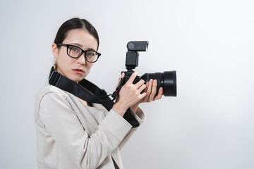 カメラで写真を撮る女性