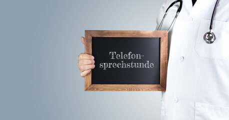 Telefonsprechstunde Arztpraxis. Arzt zeigt Begriff auf einem Holz Schild. Handschrift auf Tafel