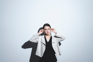 眼鏡をかけたクールなビジネスウーマン