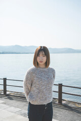 海にいるショートカットの女性