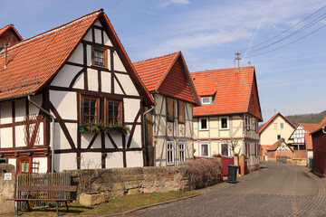 Idyllisches Hessen; Häuserzeile in Altenburschla an der Werra (Wanfrieder Straße)