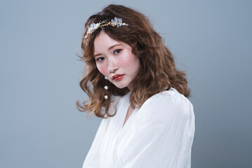 花嫁ヘアメイクをした女性