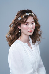 花嫁ヘアメイクをした女性