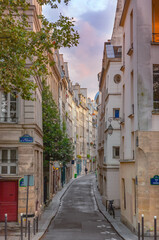Fototapeta na wymiar Facade of Parisian building