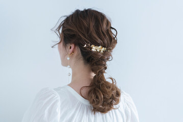 花嫁ヘアメイクをした女性