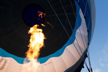 Obraz premium Flame inflating hot air balloon