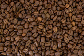 Naklejka premium Macro coffee beans background. Close up photographed coffee beans, coffee beans wallpaper