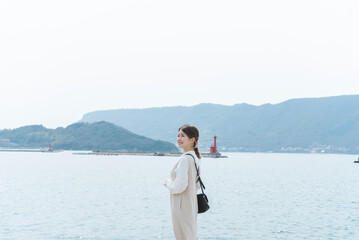 Fototapeta premium 海の街にいる女性