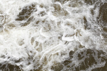 Schäumendes Wasser in einem Fluss