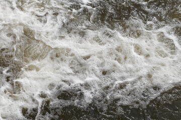 Schäumendes Wasser in einem Fluss