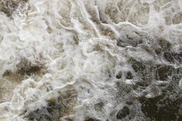Schäumendes Wasser in einem Fluss