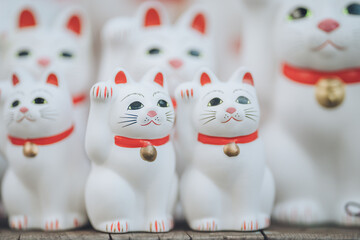 大量に並ぶまねきねこの置き物