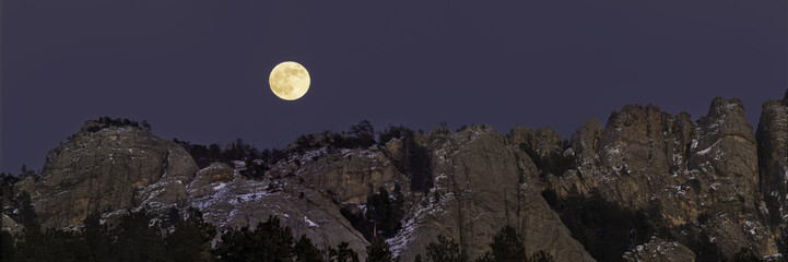 Panoramic view of the full moon above the rocky mountains in Custer, South Dakota © Scott Burcham/Wirestock Creators