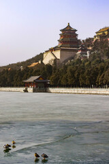 中国の冬の湖面と城