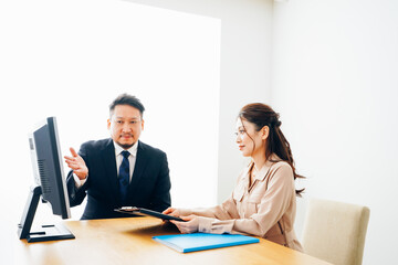 オフィスで仕事をする2人のビジネスパーソン