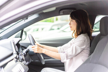 車を運転するビジネスウーマン