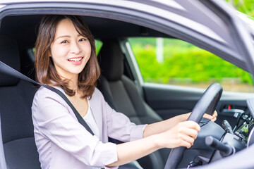 車を運転する若い女性