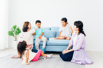 Fototapeta premium お家に集まって楽しむママ友と子どもたち