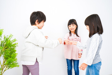 部屋で楽しく遊ぶ子どもたち