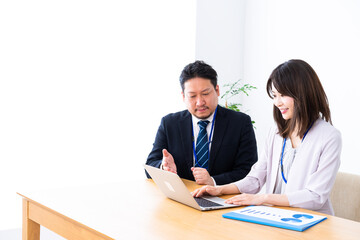 Obraz premium 新入社員の教育をする上司