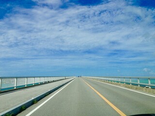 沖縄の橋と広い空　パースのついた風景