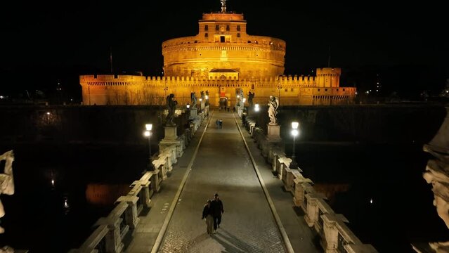 Roma, il ponte di Castel Sant'Angelo con i turisti.
Ripresa aerea notturna del famoso ponte sul fiume Tevre.