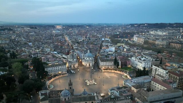 Il centro storico di Roma, Italia. Giorno.
Vista aerea con drone. Panoramica di piazza del Popolo, il Tridente, via del Corso all'alba.
