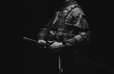 日本刀を構える兵士