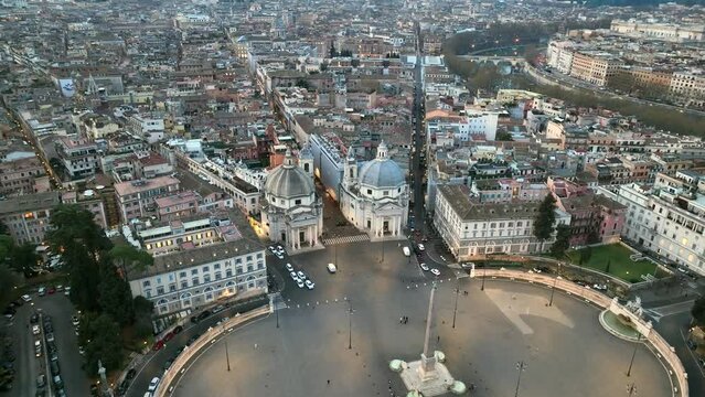 Il centro storico di Roma, Italia. Giorno.
Vista aerea con drone. Panoramica di piazza del Popolo, il Tridente, via del Corso all'alba.