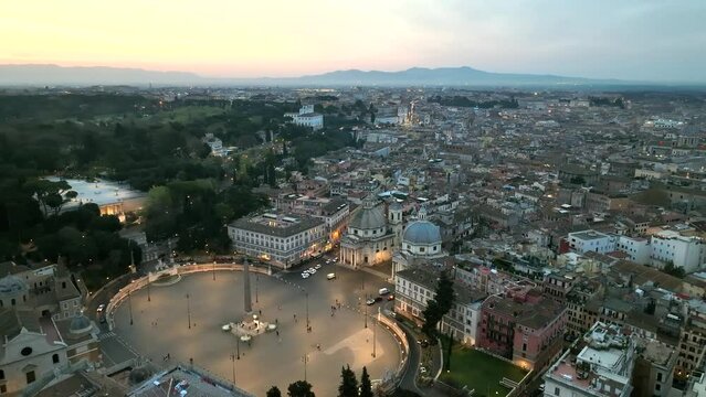 Il centro storico di Roma, Italia. Giorno.
Vista aerea con drone. Panoramica di piazza del Popolo, il Tridente, via del Corso all'alba.
