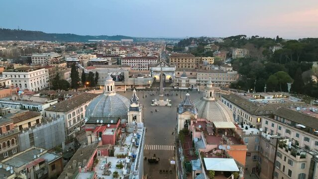 Il centro storico di Roma, Italia. Giorno.
Vista aerea con drone. Panoramica di piazza del Popolo, il Tridente, via del Corso all'alba.