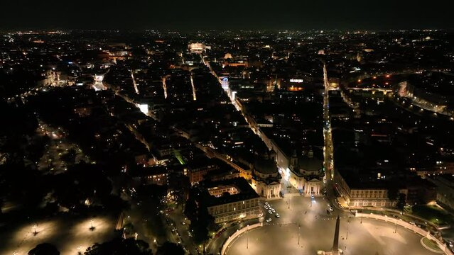 Notte, piazza del Popolo a Roma, Italia.
Vista aerea notturana del Tridente con via del Corso al centro.