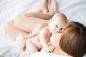 karmienie piersią - rodzicielstwo bliskości - mama z synkiem niemowlakiem 