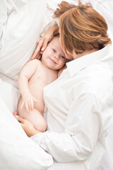 karmienie piersią - rodzicielstwo bliskości - mama z synkiem niemowlakiem  - obrazy, fototapety, plakaty