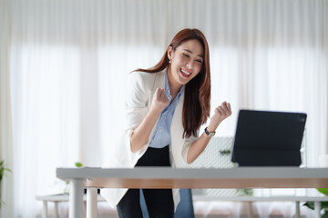 Obraz premium Successful business woman excited when her business growth. Finance concept.