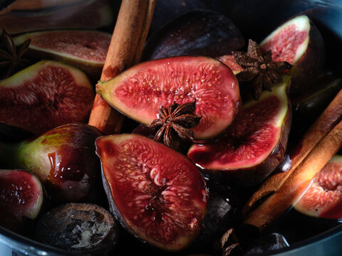 boiled figs with spices