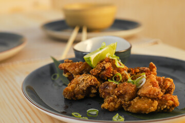 Pollo empanado en restaurante
