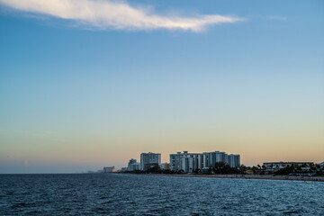 Fototapeta premium city skyline at sunset