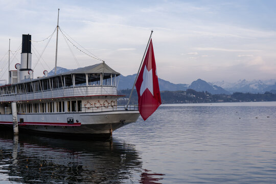Lucerne, the gateway to central Switzerland, sited on Lake Lucerne, is embedded within an impressive mountainous panorama. Thanks to its attractions, its attractive shopping offer, the beautiful lakes