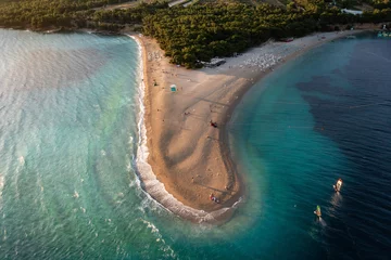 Photo sur Plexiglas Plage de la Corne d'Or, Brac, Croatie Vue de dessus d& 39 un littoral d& 39 une île de Zlatni Rat en Croatie