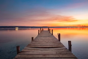 Fototapeten Kleines Dock und der See bei Sonnenuntergang © ValentinValkov