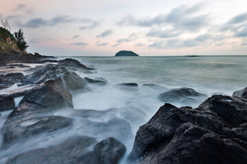 Fototapeta na wymiar Sunset on the rocky shore.