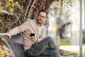Obraz premium A man waiting for his woman in a park.