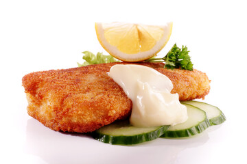 Backfisch Filet mit Salatgurke und Mayonnaise -  Freigestellt auf weiß